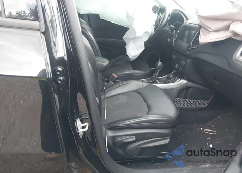 2019 Jeep Compass Latitude 4X4 z USA, uszkodzony, nr VIN 3C4NJDBB8KT834306